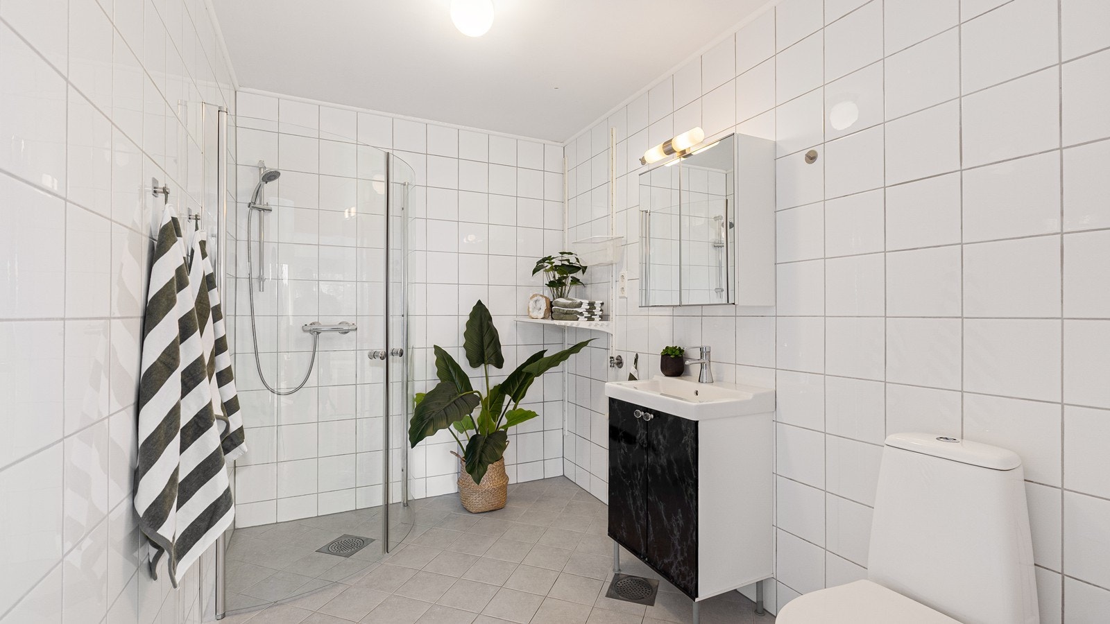 Bad i utleiedel har flis fra gulv til tak Galleribilde