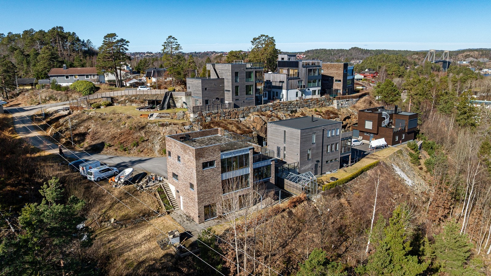 Boligen ligger i et moderne felt på Elgveien bestående av store funkisboliger Galleribilde