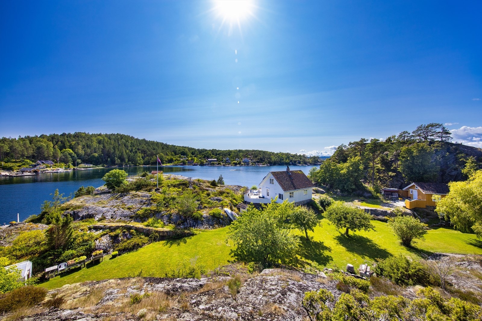 Og på vei ned langs en gangvei av natursteinsmur, åpner sommerparadiset Holmen seg opp. Galleribilde