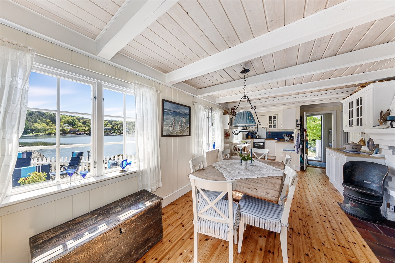 Fra stue og kjøkken er det nydelig utsikt til sjøen. Galleribilde