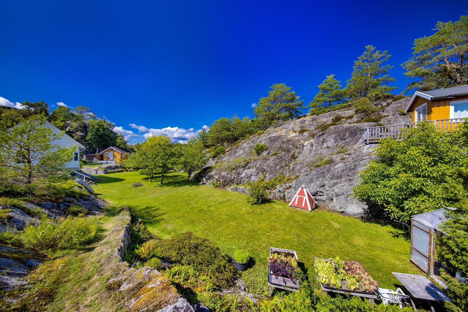 Her er det et stort, skjermet og idyllisk hageområde med gamle frukttrær og flat, barnevennlig gressplen. Galleribilde