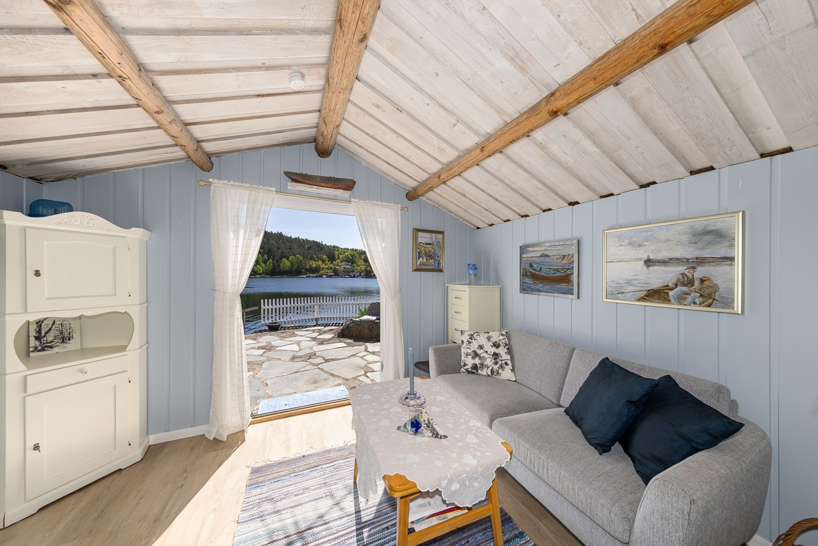 Herfra er det utgang til sørvendt terrasse i sjøkanten. Galleribilde