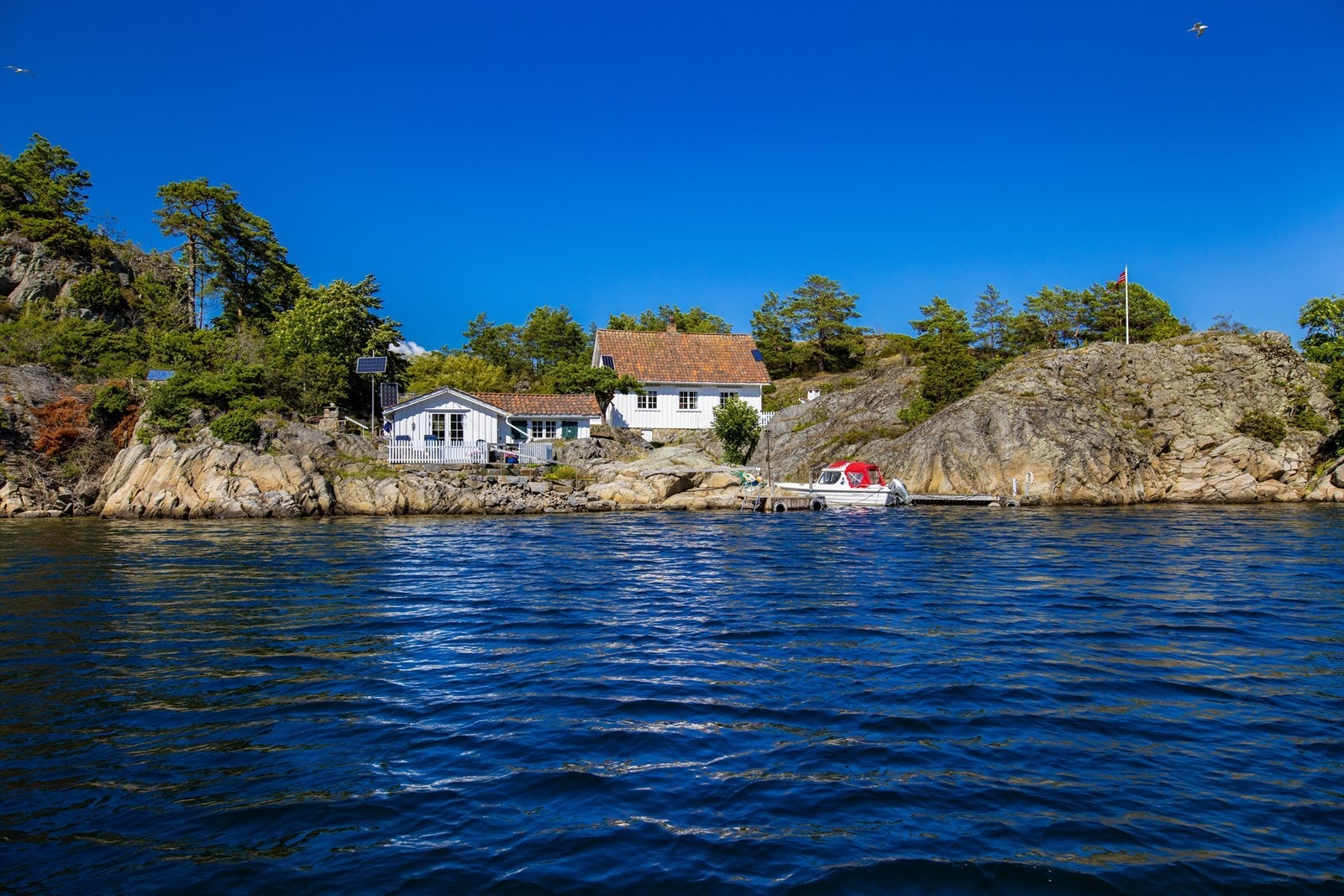 I sjøkanten nedenfor hovedhytta ligger annekset, opprinnelig fra 60-tallet med tilbygg mot vest fra 1995. Galleribilde