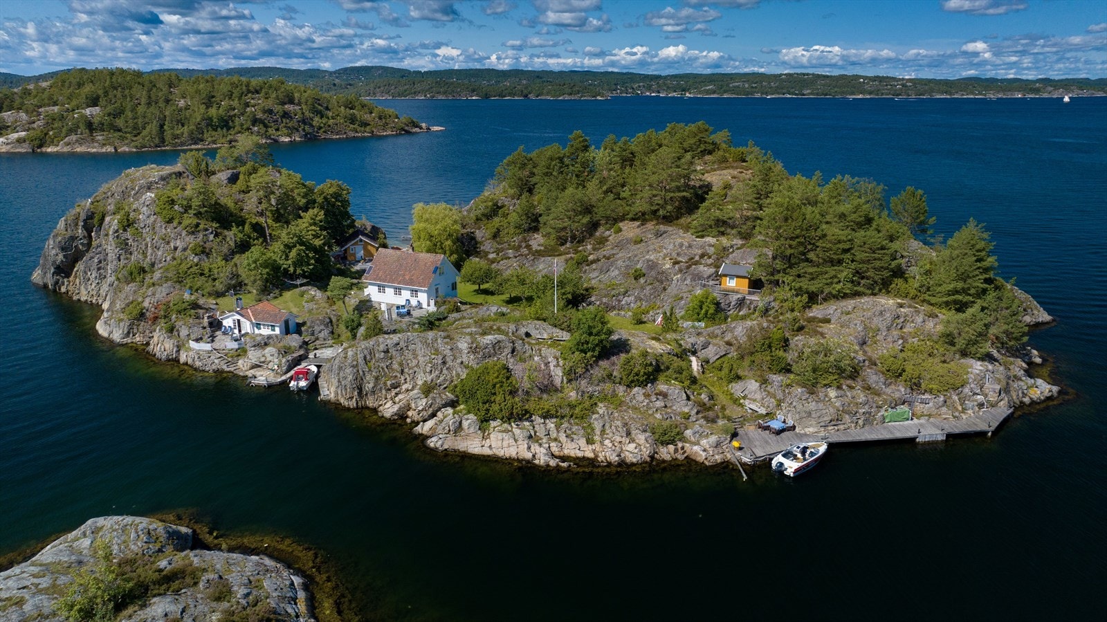Eiendommen består av fritidsbolig, anneks, uthus, to brygger, lekestue og hus for gass/kjøl. I tillegg er det et brønnhus på eiendommen. Galleribilde