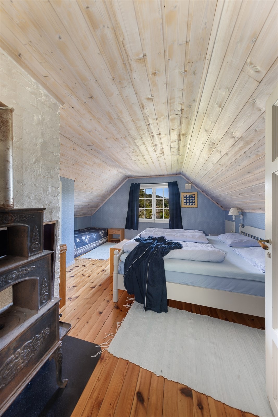 2. etasje består av gang og to soverom. (Vedovn på bildet er fjernet) Galleribilde