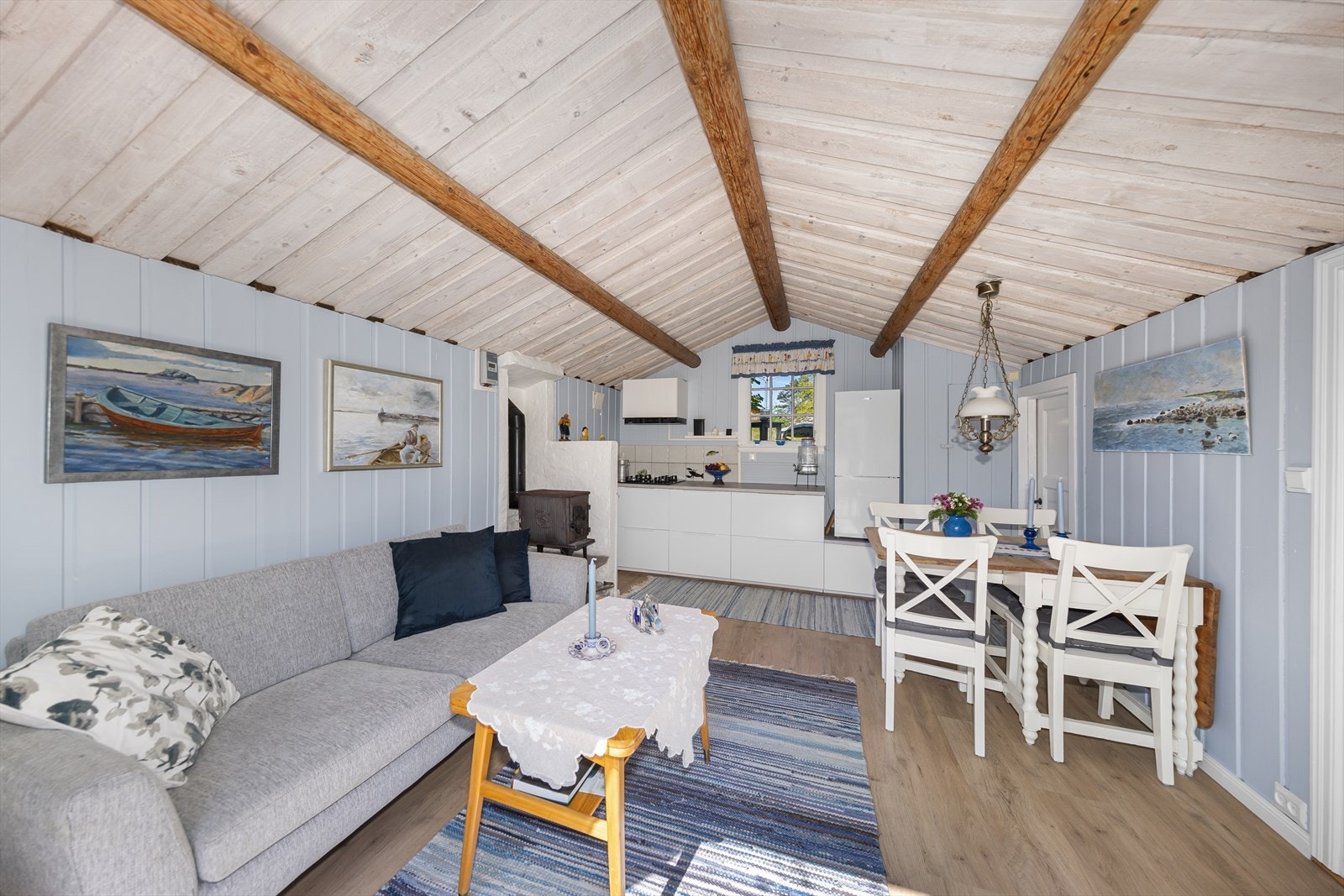 Tilbygget fra 1995 består av stue/kjøkken. Galleribilde