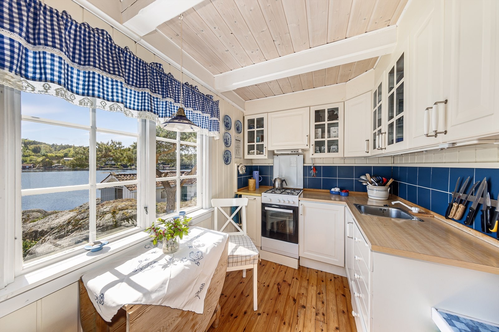 Det er ikke innlagt vann eller strøm, og komfyr og avtrekk går på gass. Galleribilde