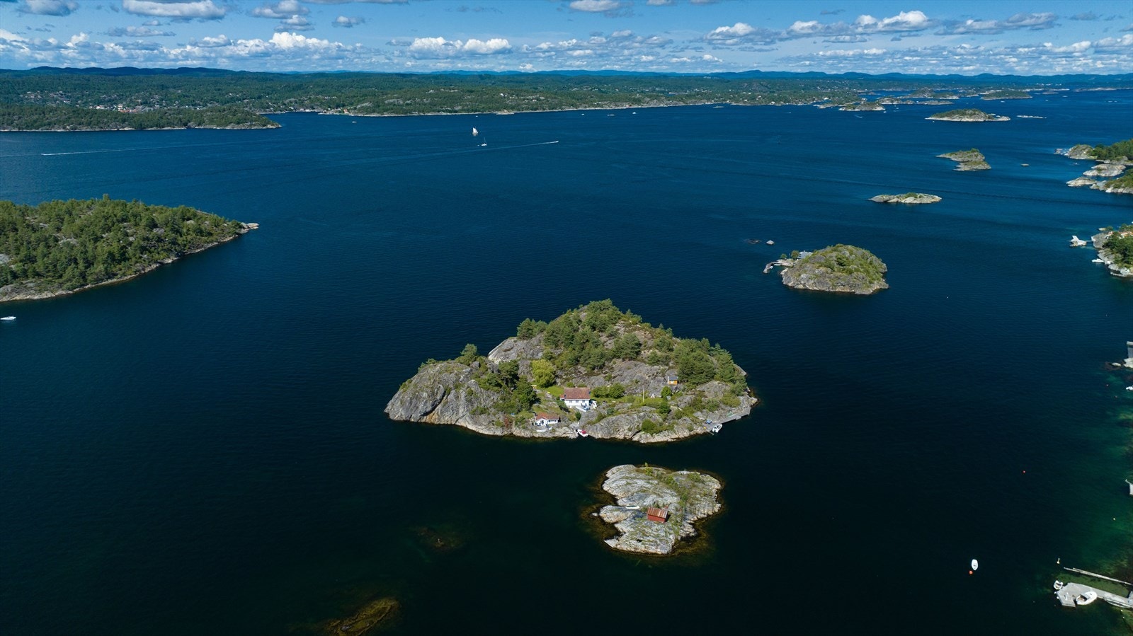 På eiendommen er det sol fra tidlig morgen til sen kveld, ca. fra kl. 05:00 til kl. 22:00 om sommeren. Galleribilde