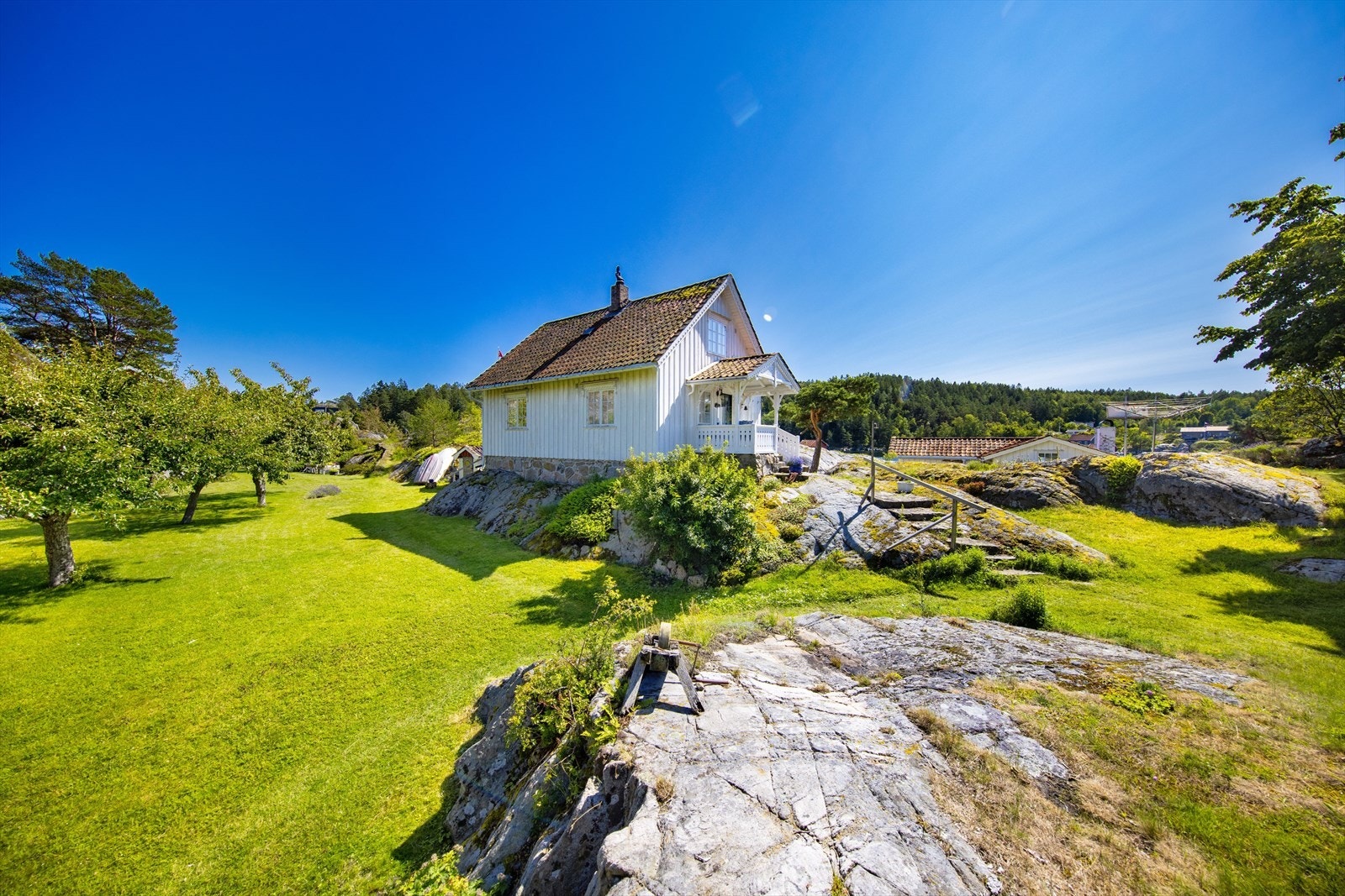 Hovedhytta og materialene er opprinnelig fra et gammelt bygg, som er flyttet, restaurert og gjenreist på Saltskjærholmen. Galleribilde