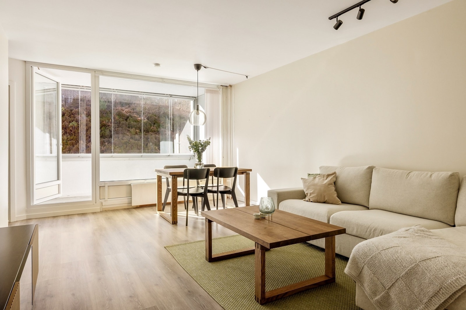 Gjennomgående laminatgulv ble lagt i 2018, og skaper en helhetlig stil. Galleribilde