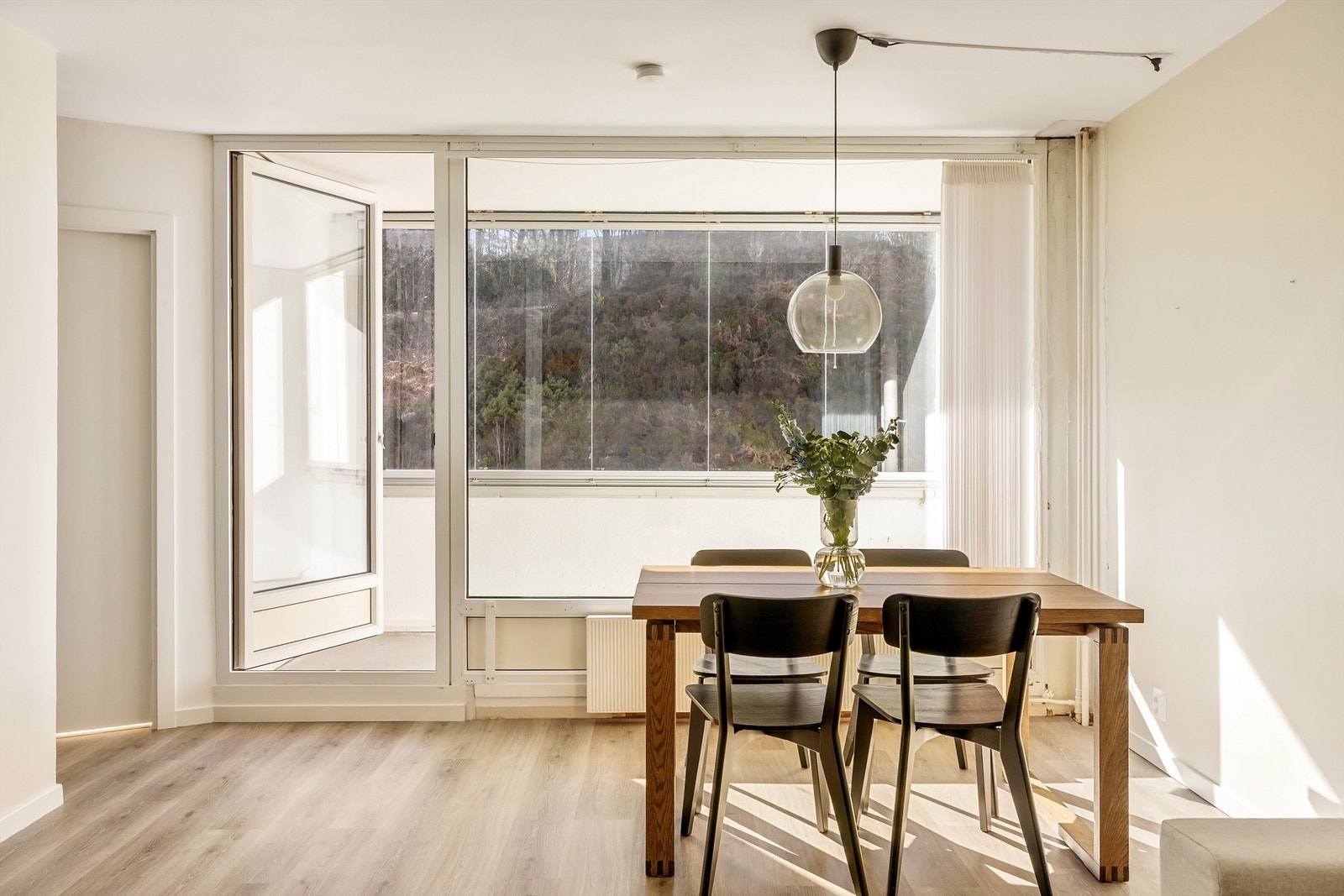 Stuen på 20,5 m² gir god plass til både spisebord og en egen sofakrok. Galleribilde