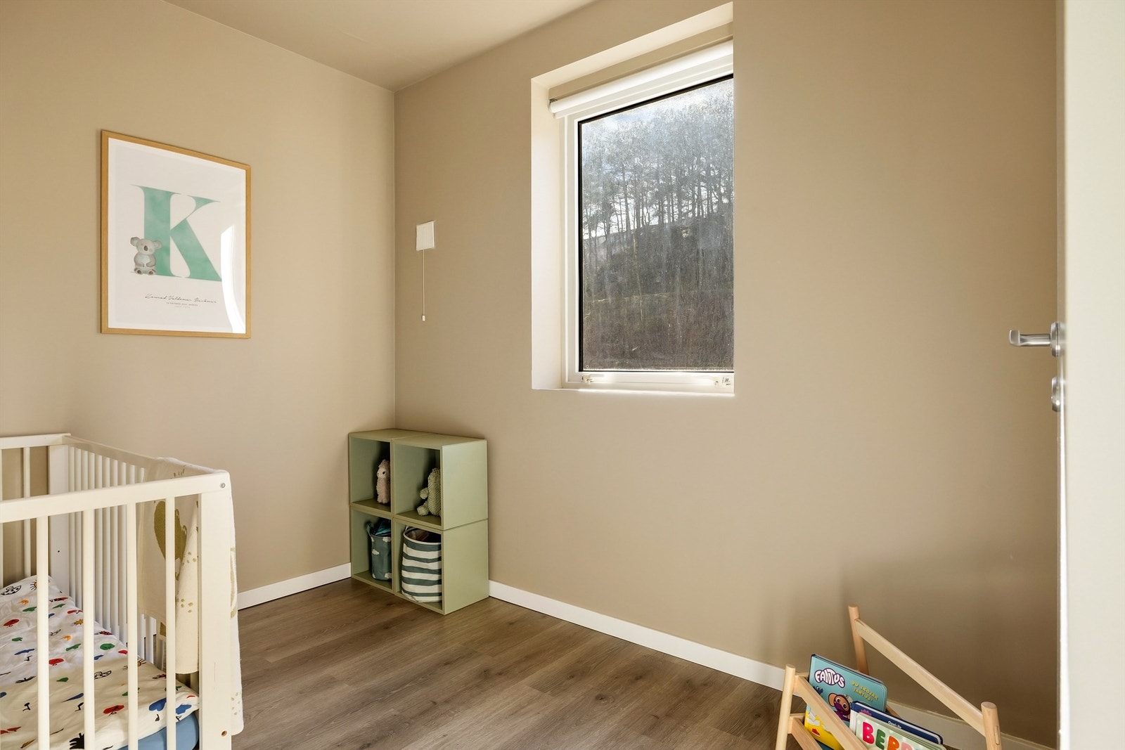 Rommet har samme gjennomgående laminatgulv og nymalte vegger som resten av leiligheten. Galleribilde