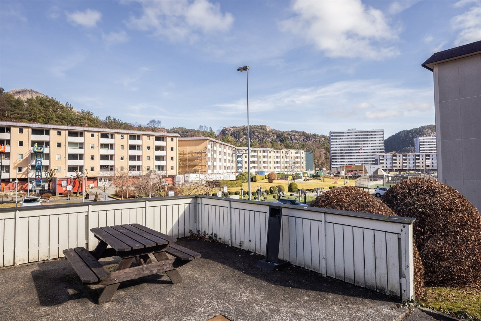 Borettslaget har pent opparbeidede fellesarealer med sittegrupper og lekeplasser. Galleribilde