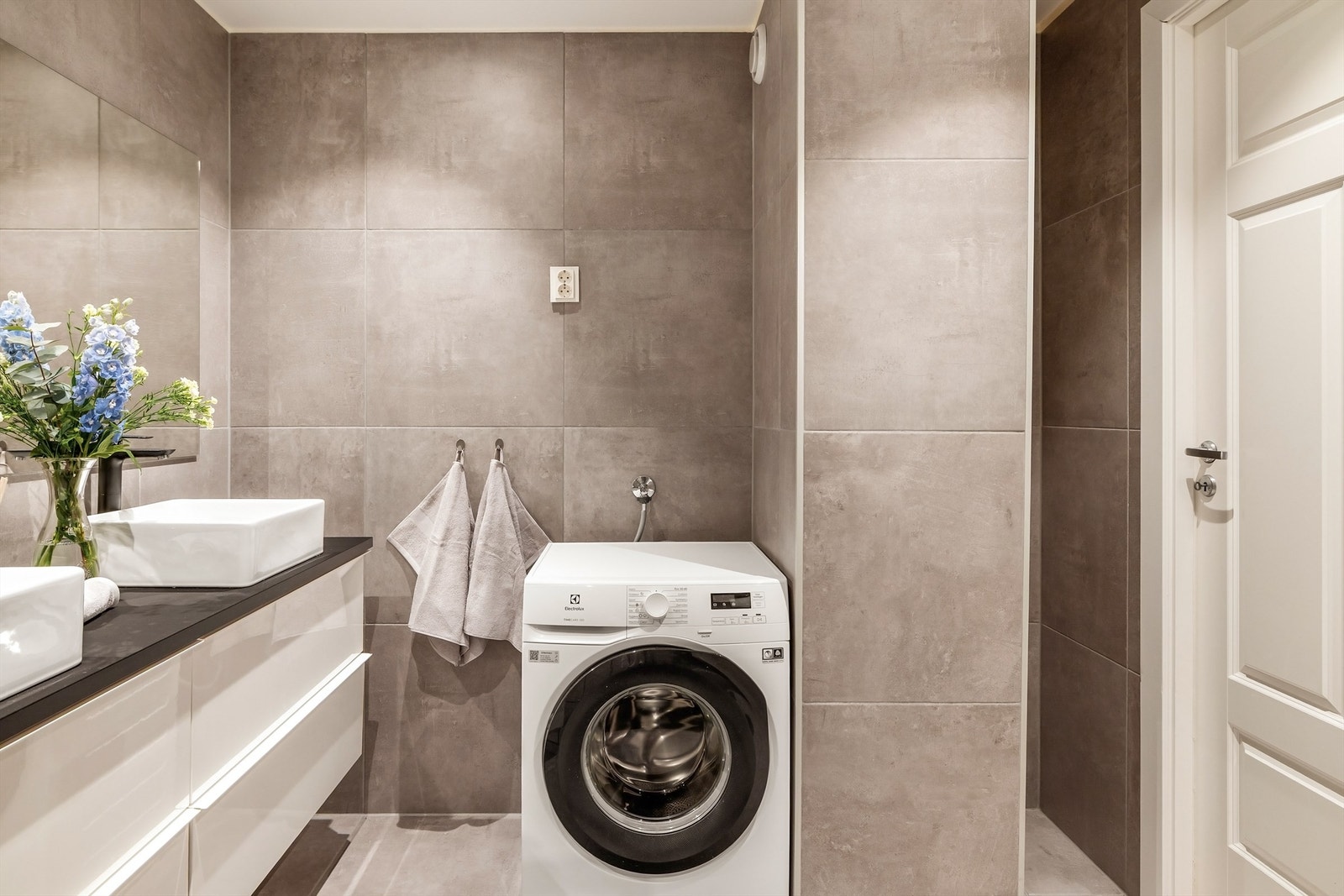 Det er et dedikert opplegg for vaskemaskin på badet. Galleribilde