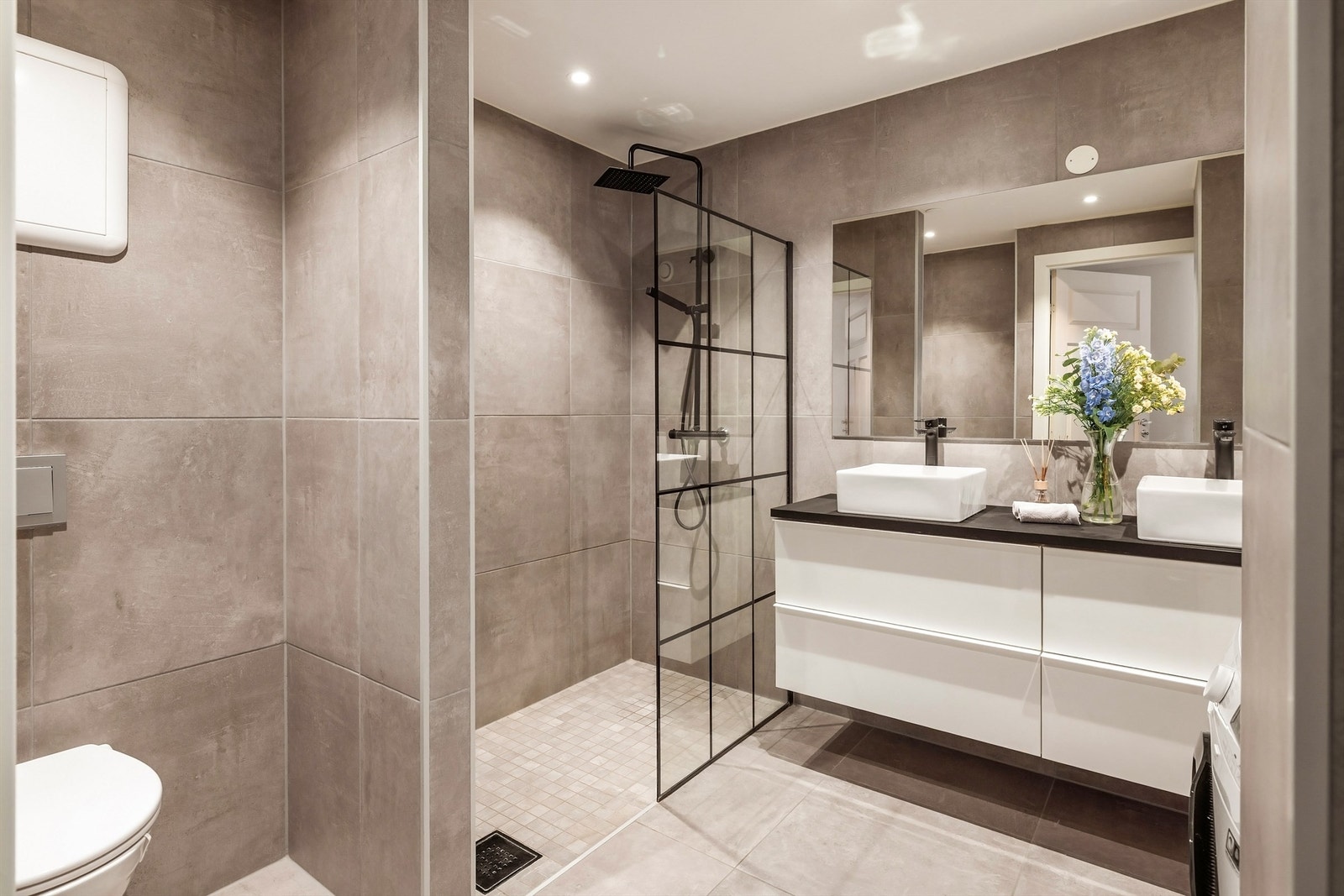 Badet på 7,1 m² er helfliset og har et vegghengt toalett for enklere renhold. Galleribilde