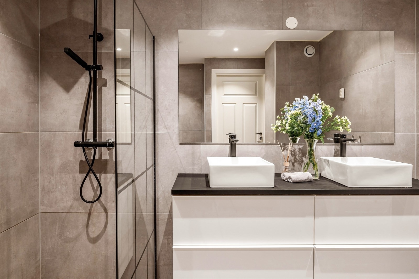 Innredningen med to nedfelte servanter er praktisk for en travel morgen. Galleribilde