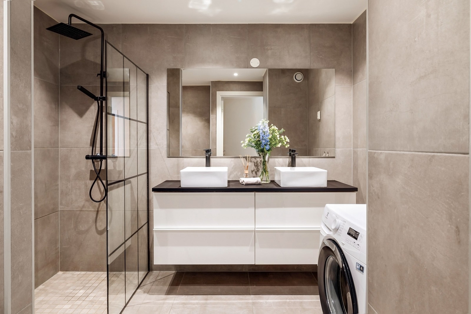 Badet ble overflateoppusset i 2019 og har elektriske varmekabler, doble servanter og opplegg for vaskemaskin. Galleribilde