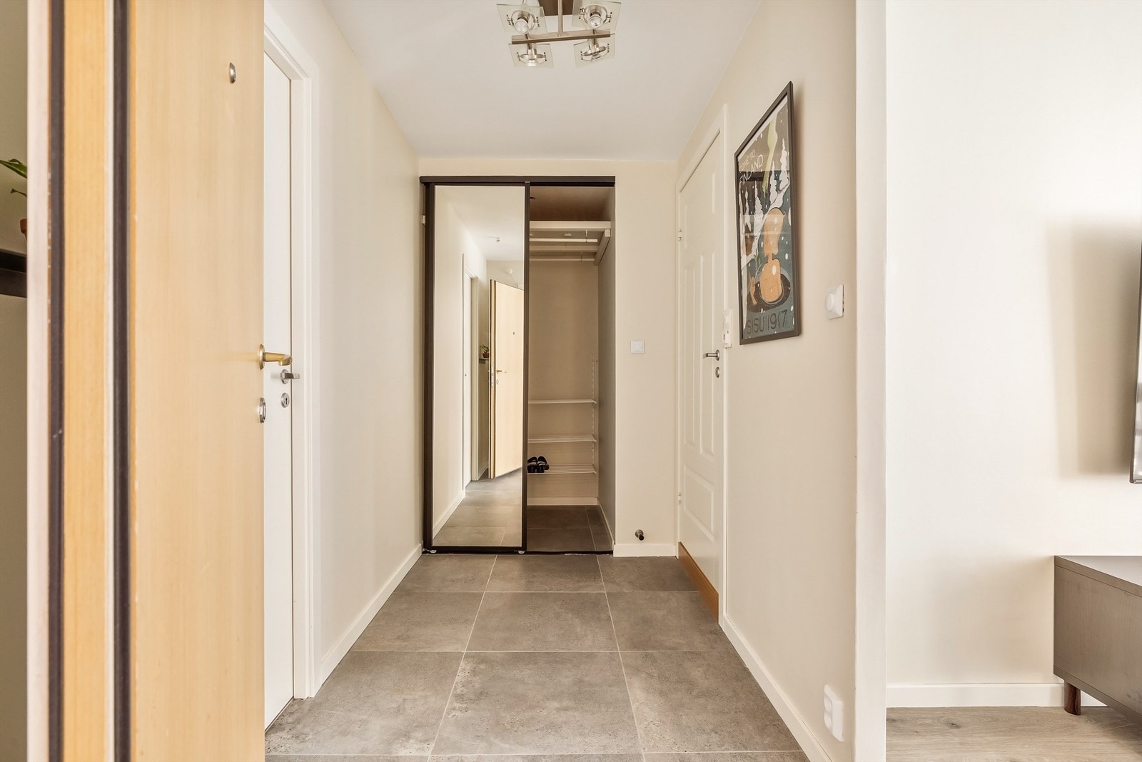 Fra gangen er det adkomst til alle rom. Veggene i leiligheten ble gipset, sparklet og malt i 2023/2024. Galleribilde