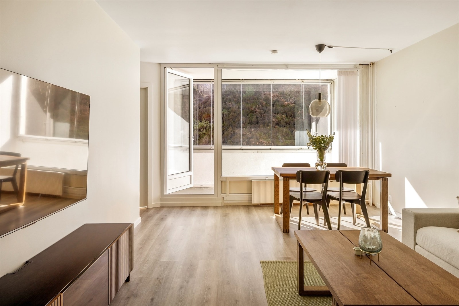 Fra stuen er det utgang til en innglasset balkong på ca. 5,7 m², som utvider oppholdsrommet. Galleribilde