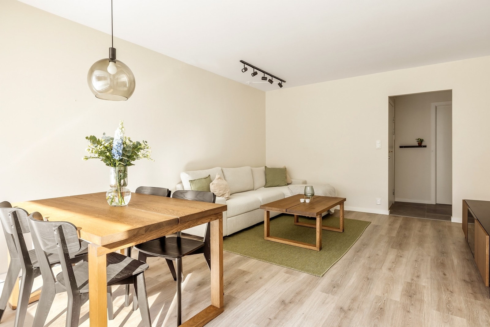 Den åpne løsningen gir en sosial og luftig atmosfære. Galleribilde