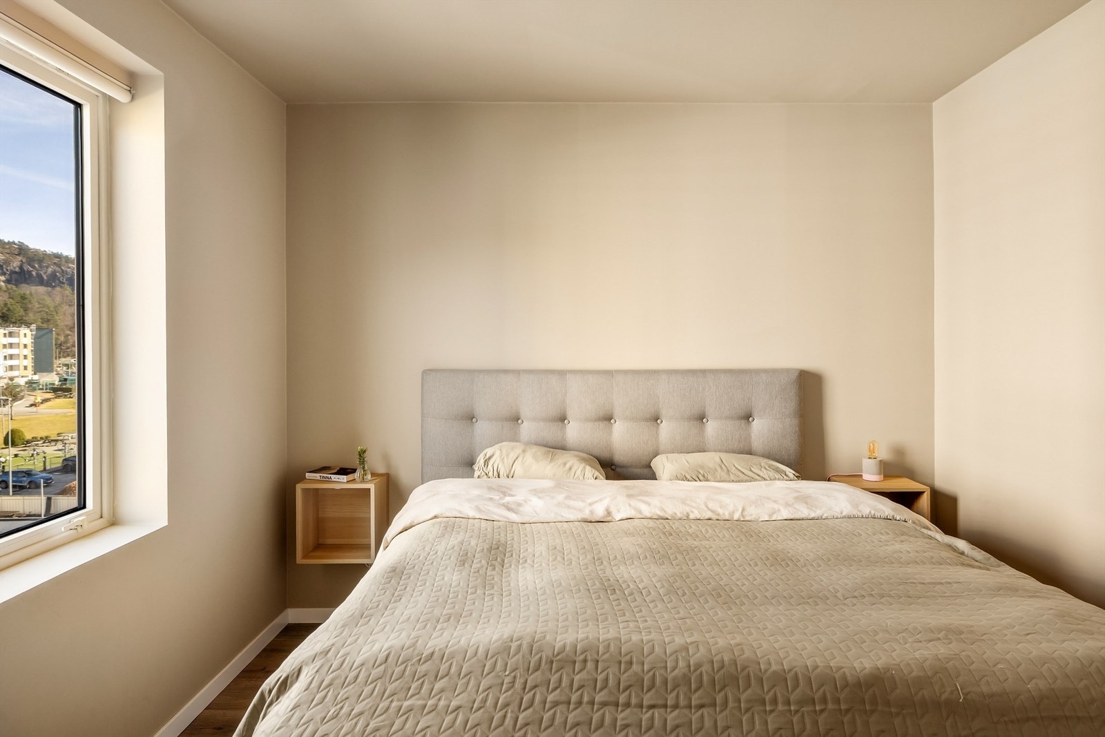 Også her er overflatene nylig malt, og det er laminat på gulvet. Galleribilde