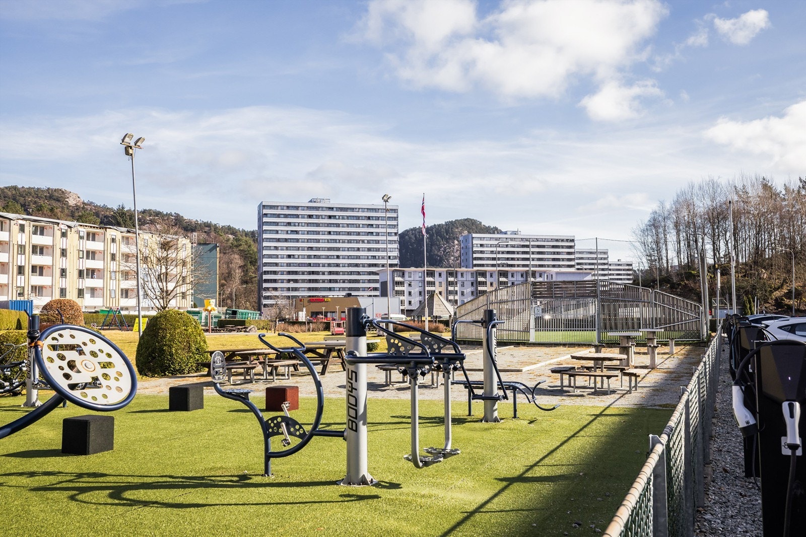 Nærområdet byr på ballbinger og lekeapparater, og Vadmyra skole og barnehage er kun få minutters gange unna. Galleribilde