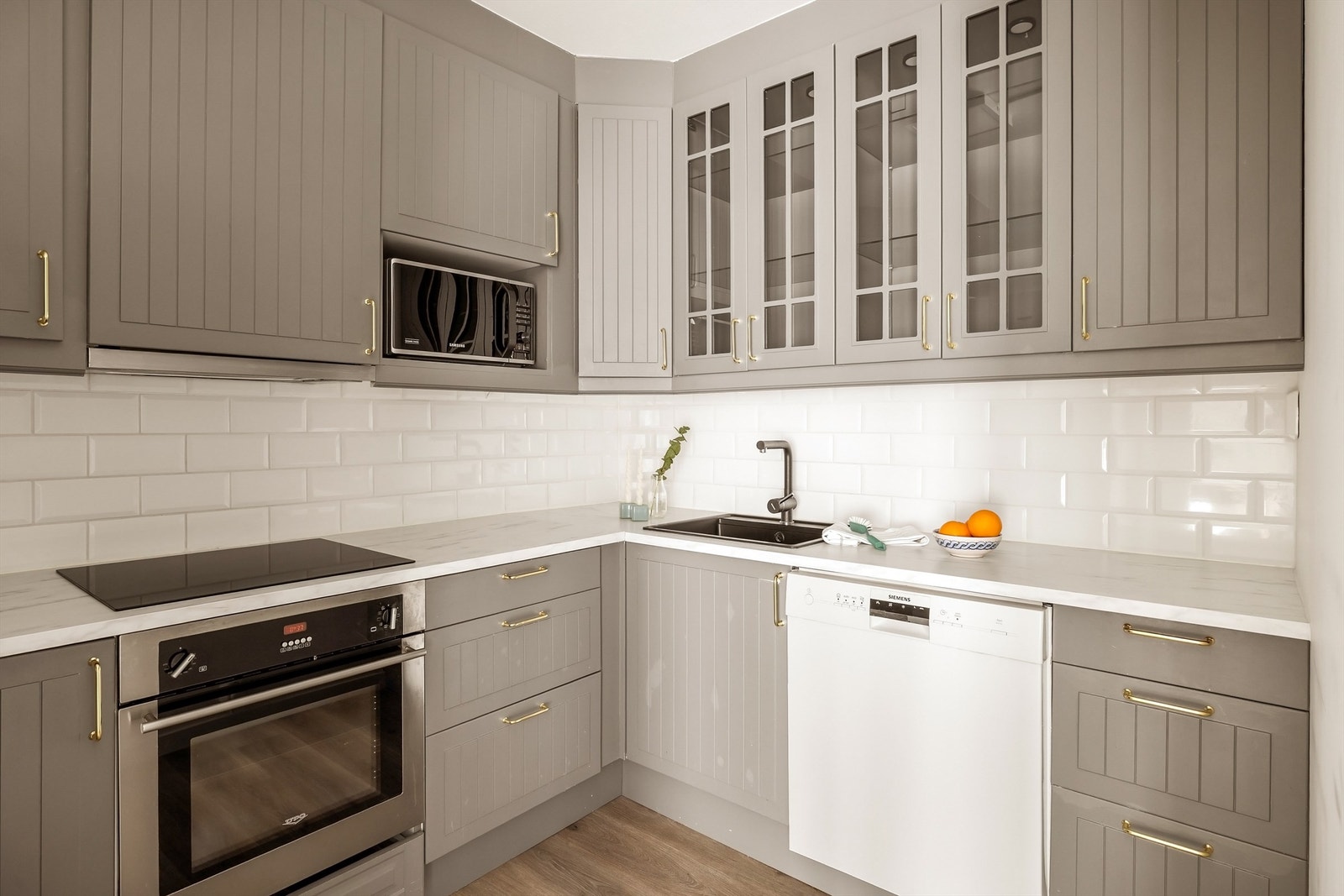 Leiligheten har en åpen løsning mellom stue og kjøkken. Kjøkkeninnredningen er fra 2013 med integrerte hvitevarer. Galleribilde