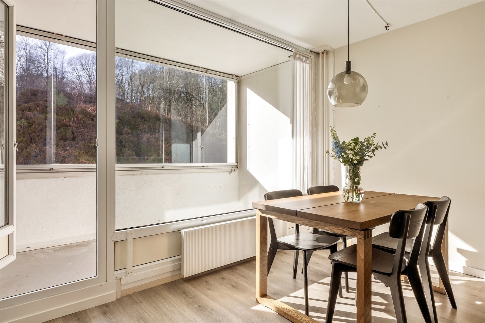 Balkongdøren, i likhet med vinduene, vil bli byttet som en del av borettslagets pågående rehabilitering. Galleribilde