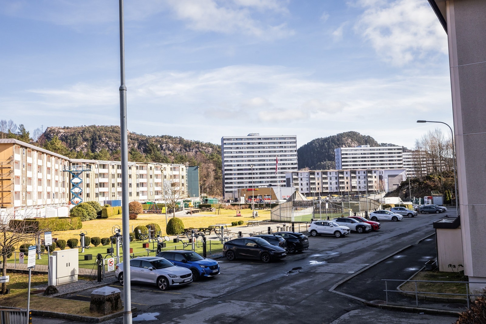 Her bor du med kort vei til både dagligvarebutikk og busstopp. Ladepunkter for elbil finnes i umiddelbar nærhet. Galleribilde