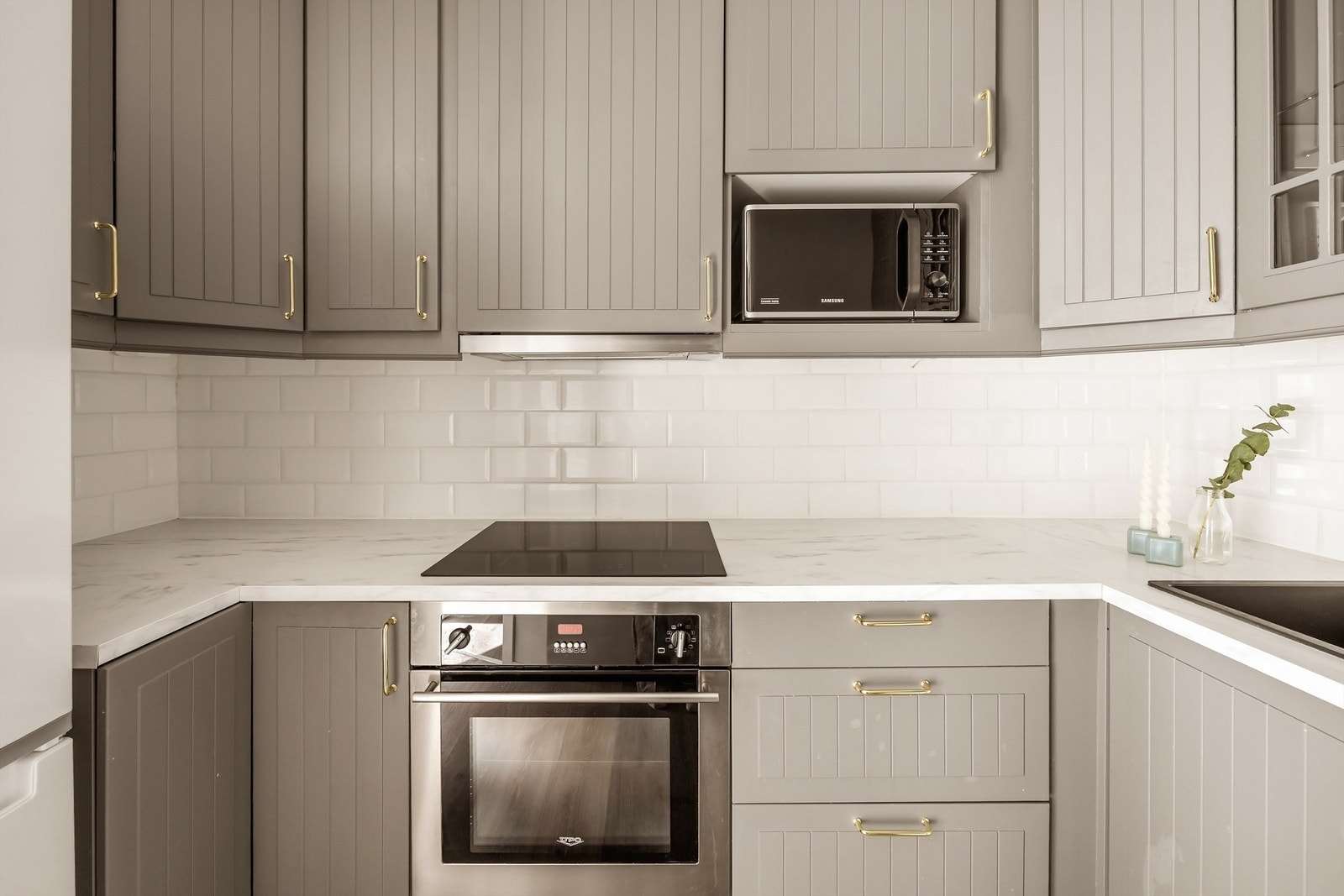 Kjøkkenet er utstyrt med integrert stekeovn, platetopp og oppvaskmaskin. Vannstoppsystem er installert. Galleribilde