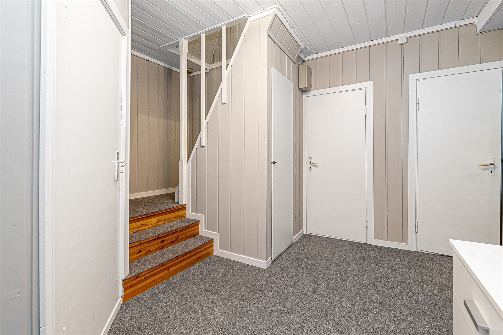 Det er malt tretrapp mellom etasjene. Underetasjen inneholder flere boder, som gir god plass til oppbevaring. Galleribilde