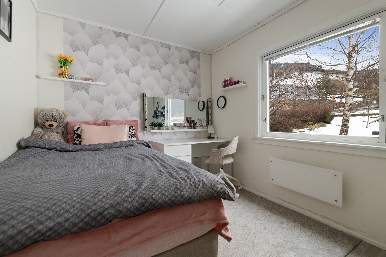 Soverommet i hovedetasjen er romslig, med lyse overflater og skyvedørsgarderobe for klesoppbevaring. Galleribilde