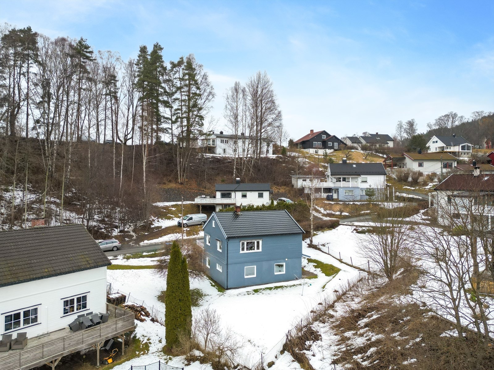 Boligen har en attraktiv og sentral beliggenhet på Sætre, med nærhet til barnehager, skoler og idrettsanlegg, samt sentrum. Galleribilde