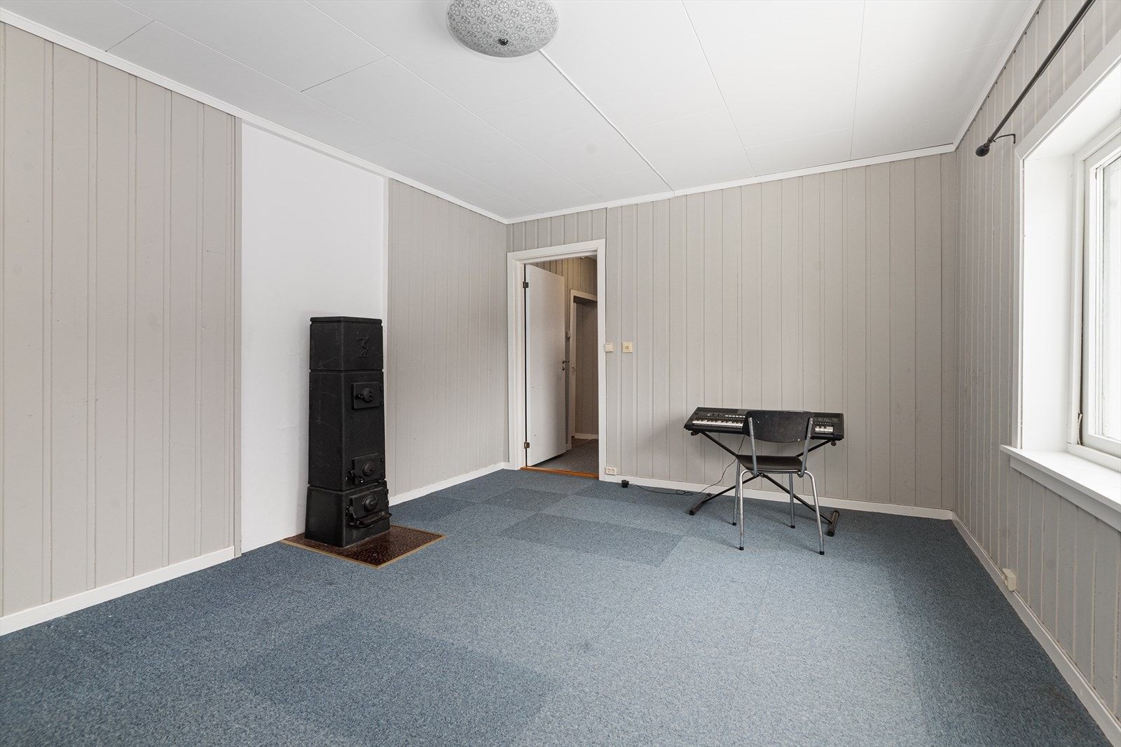 Deler av underetasjen, blant annet soverom, er innredet og omgjort uten at dette er søkt om eller godkjent av kommunen. Galleribilde