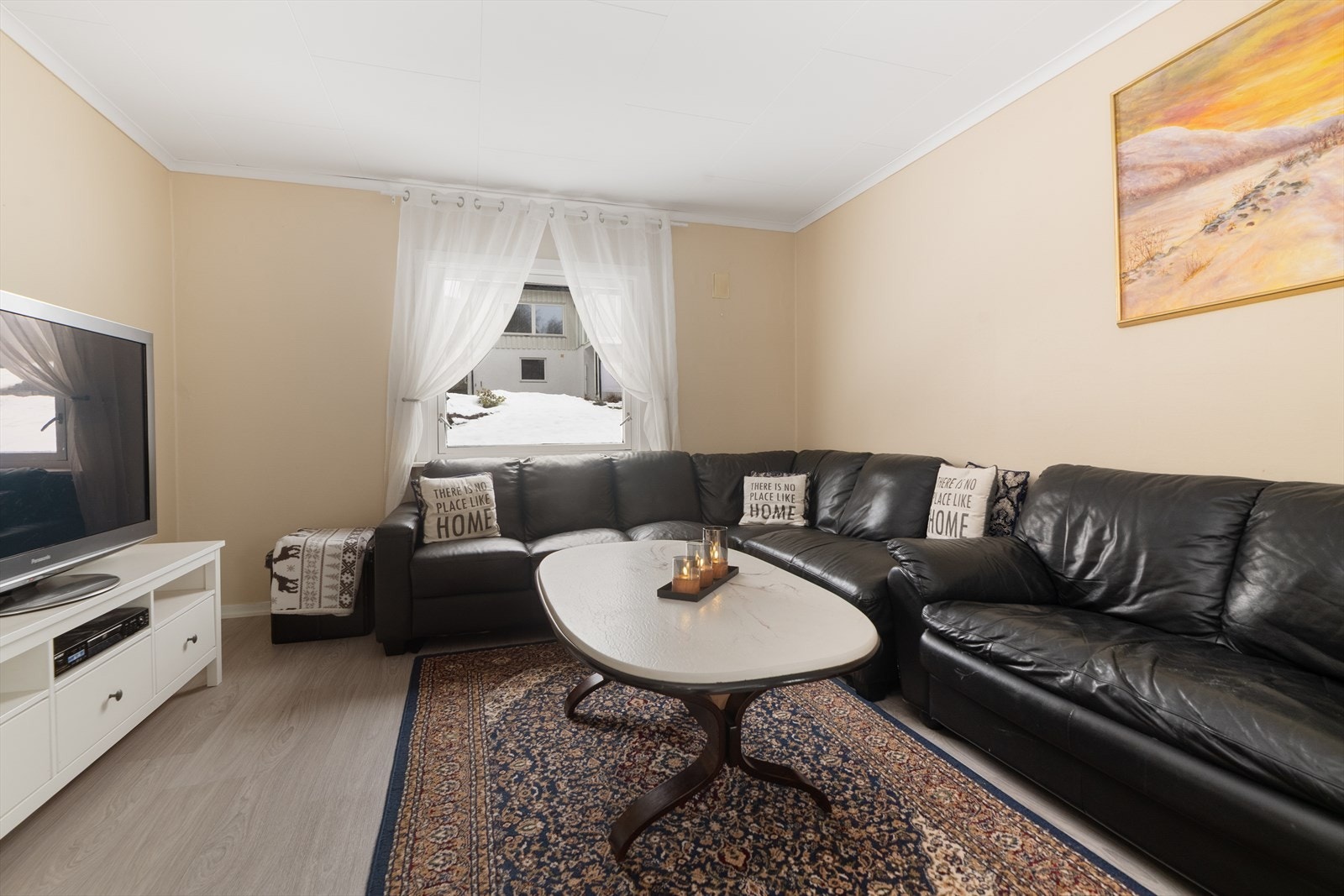 Den todelte romløsningen skaper fine soner for møblering, med god plass til både sofagruppe og spisestue. Galleribilde