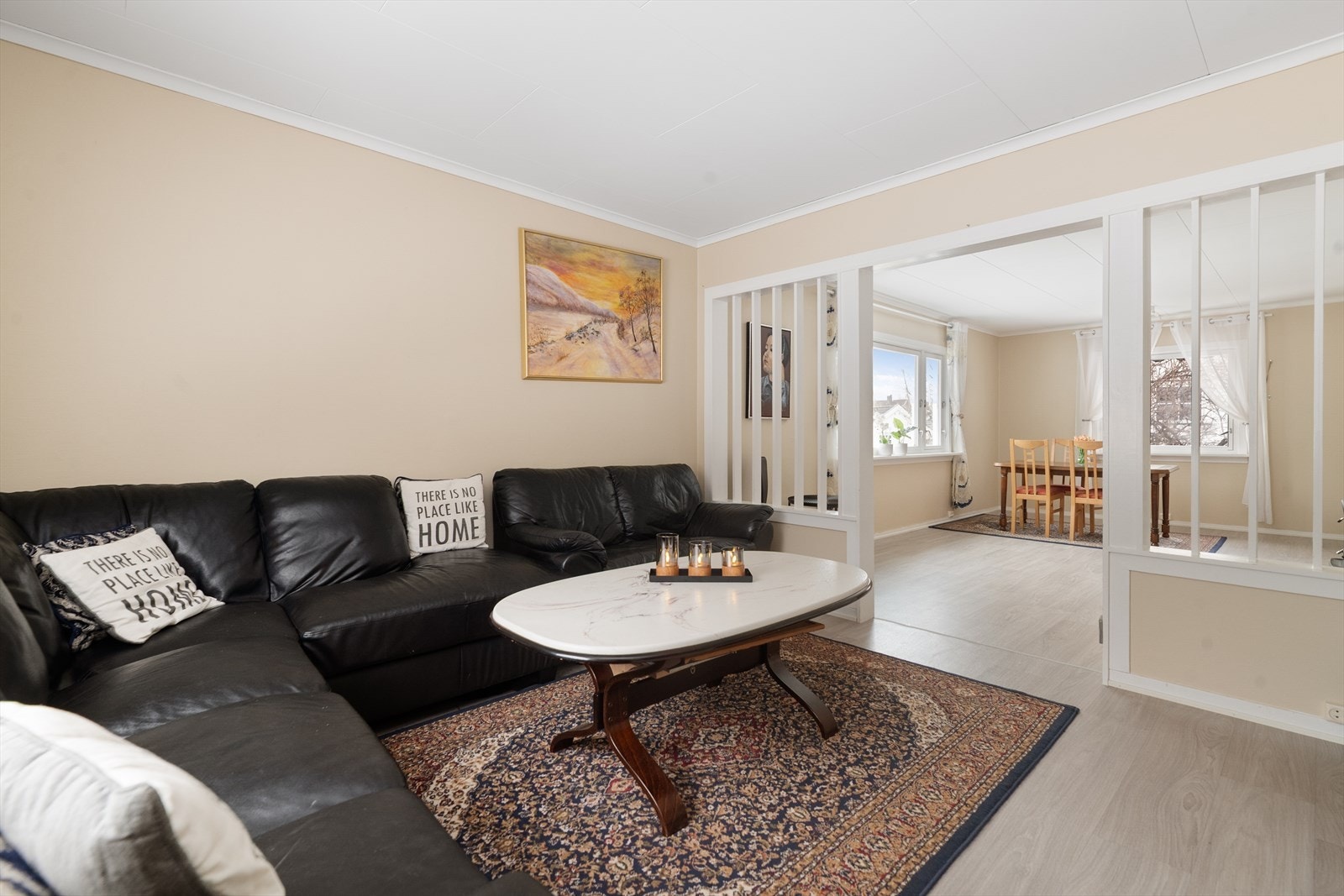 Deler av stuen var tidligere et soverom. Overflater består av belegg på gulv, malt tapet på vegger og takessplater i tak. Galleribilde