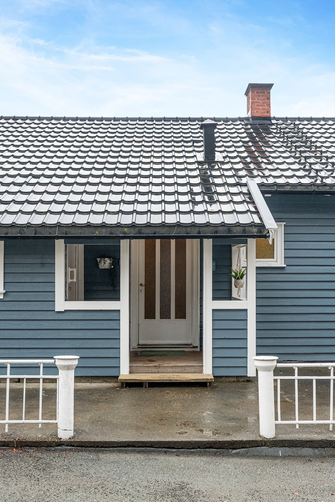 Hyggelig og overbygget inngangsparti mot nordvest, med plassbygget sittebenk og adkomst til utvendig bod. Galleribilde