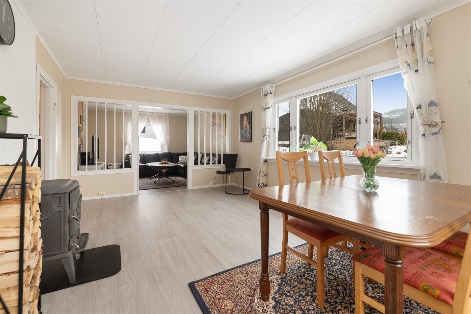 Fin todelt stue av god størrelse, med lyse overflater og gode vindusflater som slipper inn godt med naturlig lys. Galleribilde