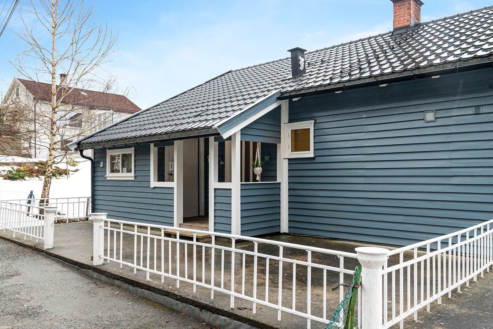 Boligen er oppført i to etasjer, med romslig og støpt terrasse ved inngangspartiet og enkel garasje i underetasjen. Galleribilde