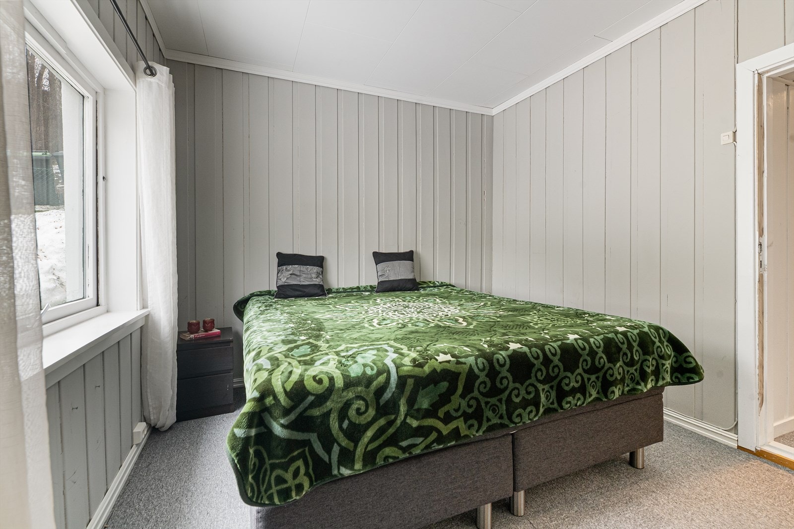 Overflater på soverommene i underetasjen består av teppeflis på gulv og malt panel på vegger. Galleribilde