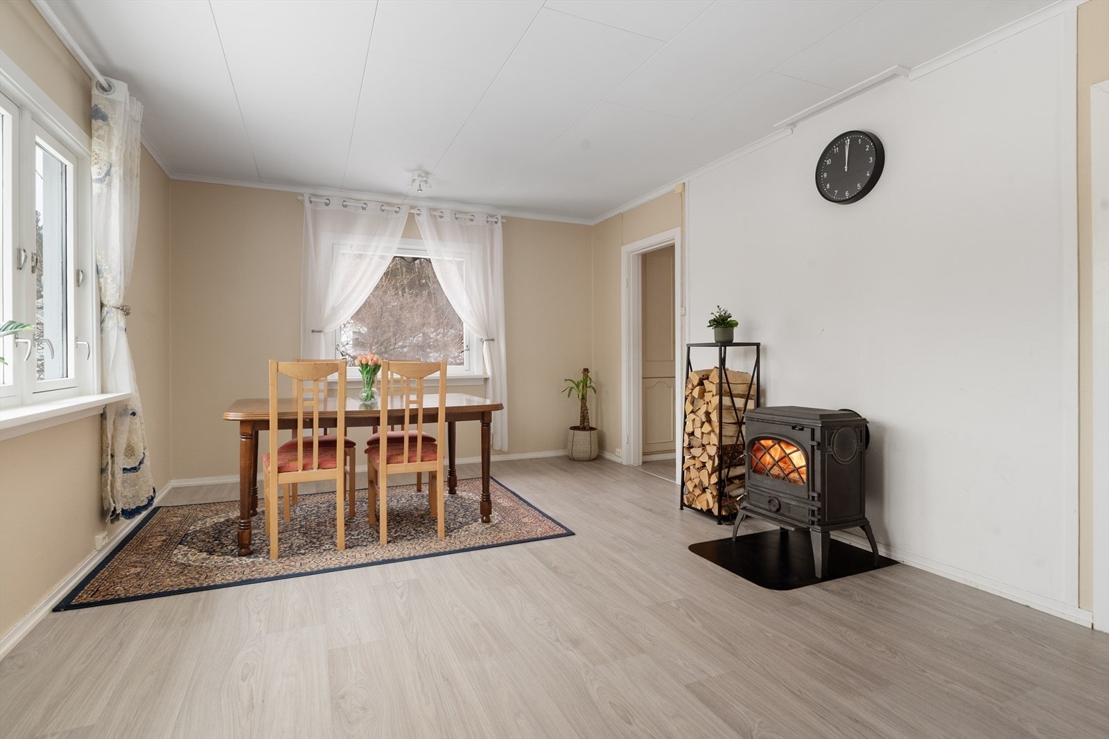 Boligen har mursteinspipe med vedovn type Dovre i stuen, som sørger for lun og god varme. Galleribilde