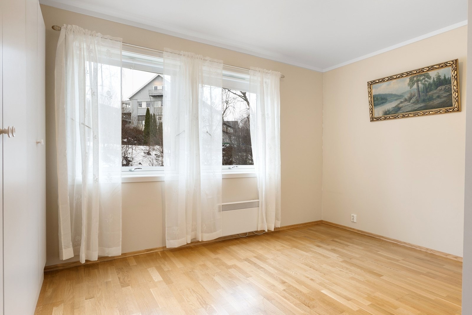 Soverom 1 er romslig med god plass til seng og ønsket møblement. Galleribilde