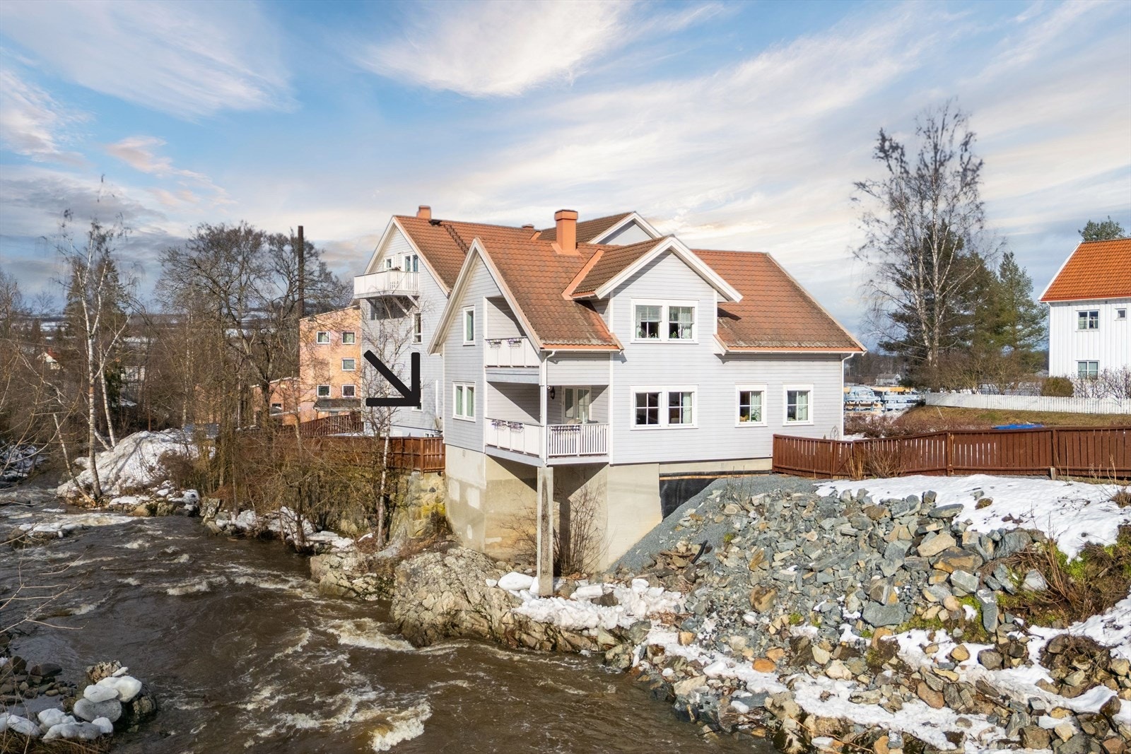 Halvpart av tomannsbolig på bakkeplan. Galleribilde