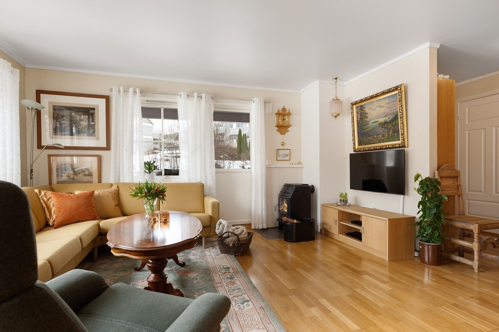 Lys og innbydende stue. Galleribilde