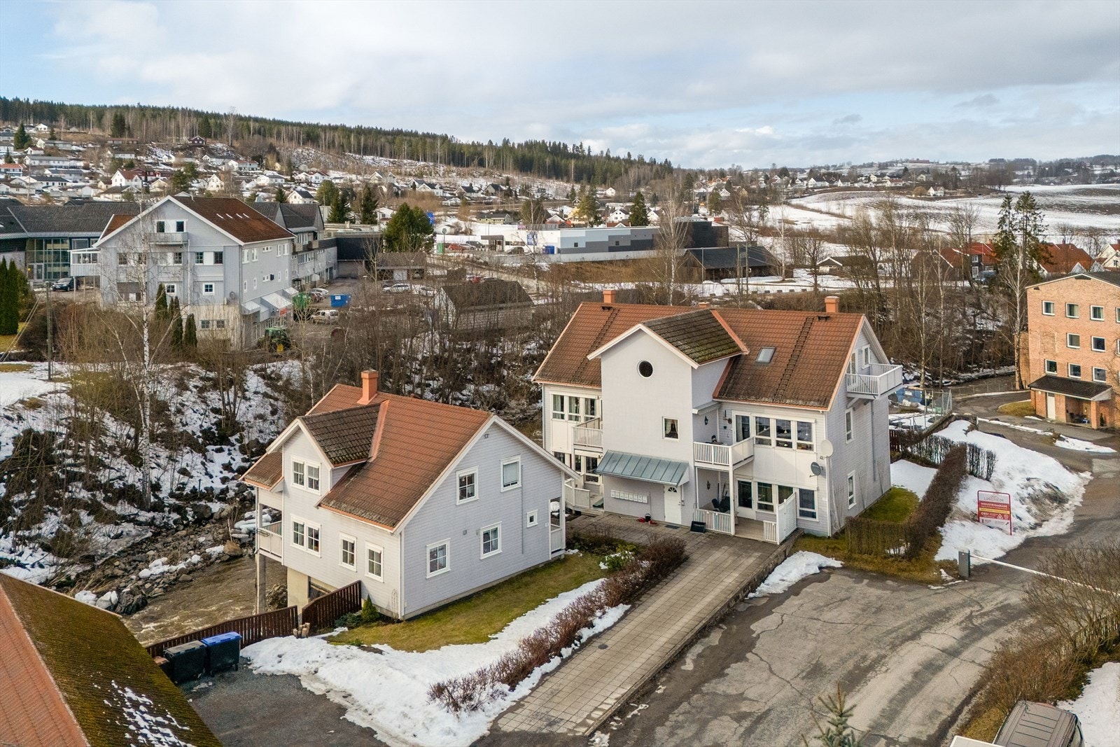 Boligen ligger sentralt til med gangavstand til alle nødvendige fasiliteter. Galleribilde