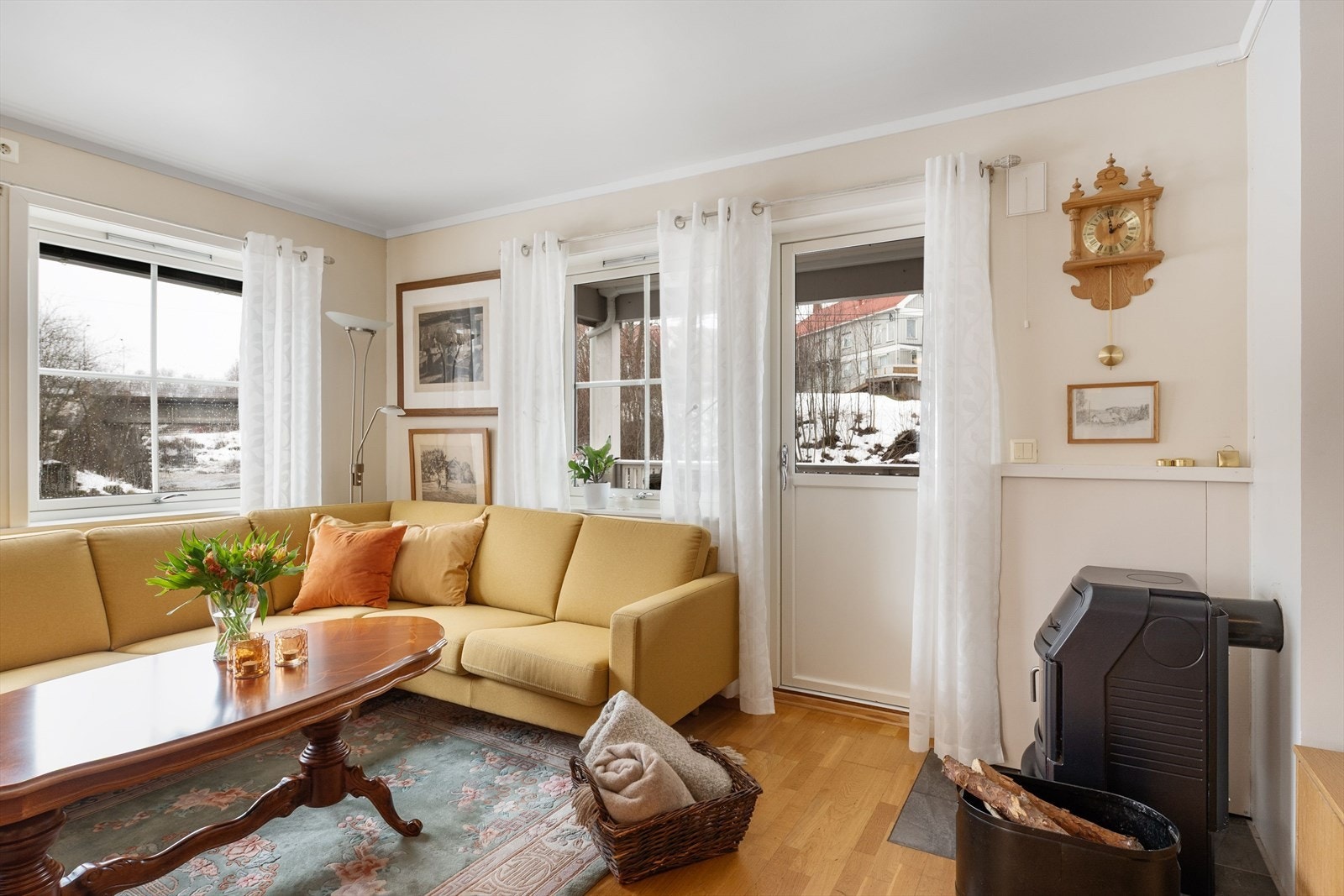 Fra stuen er det utgang til en koselig balkong. Galleribilde