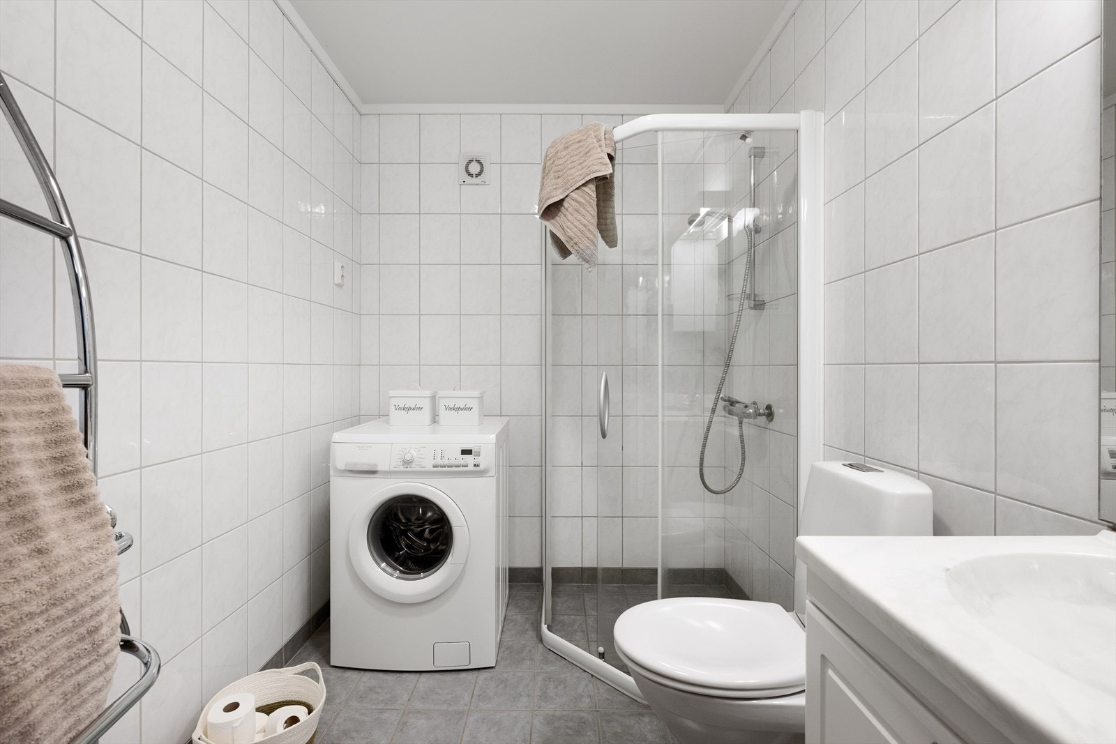 Bad med flislagte gulv og vegger som gir et stilrent uttrykk. Galleribilde