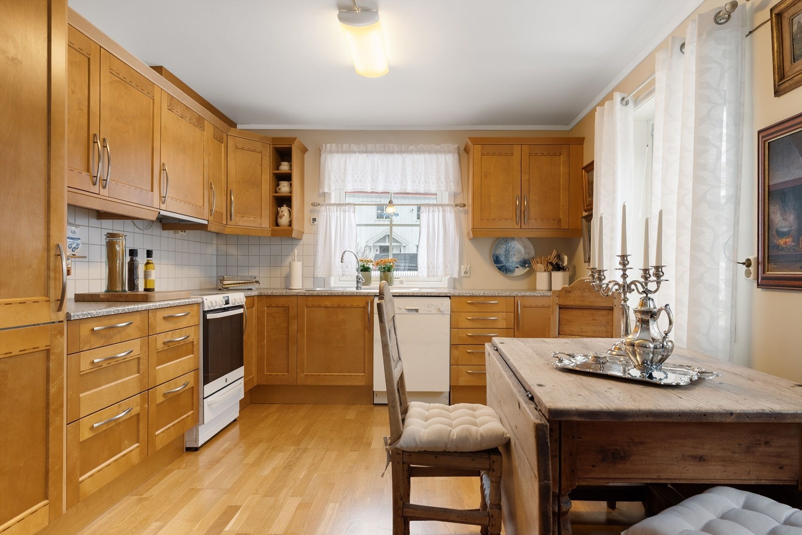 Romslig kjøkken med god skap- og benkeplass. Galleribilde