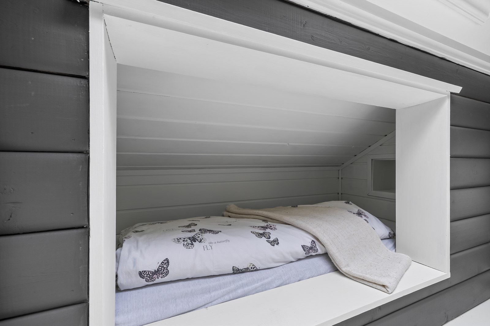 Det er laget sengeplass i kneveggen Galleribilde