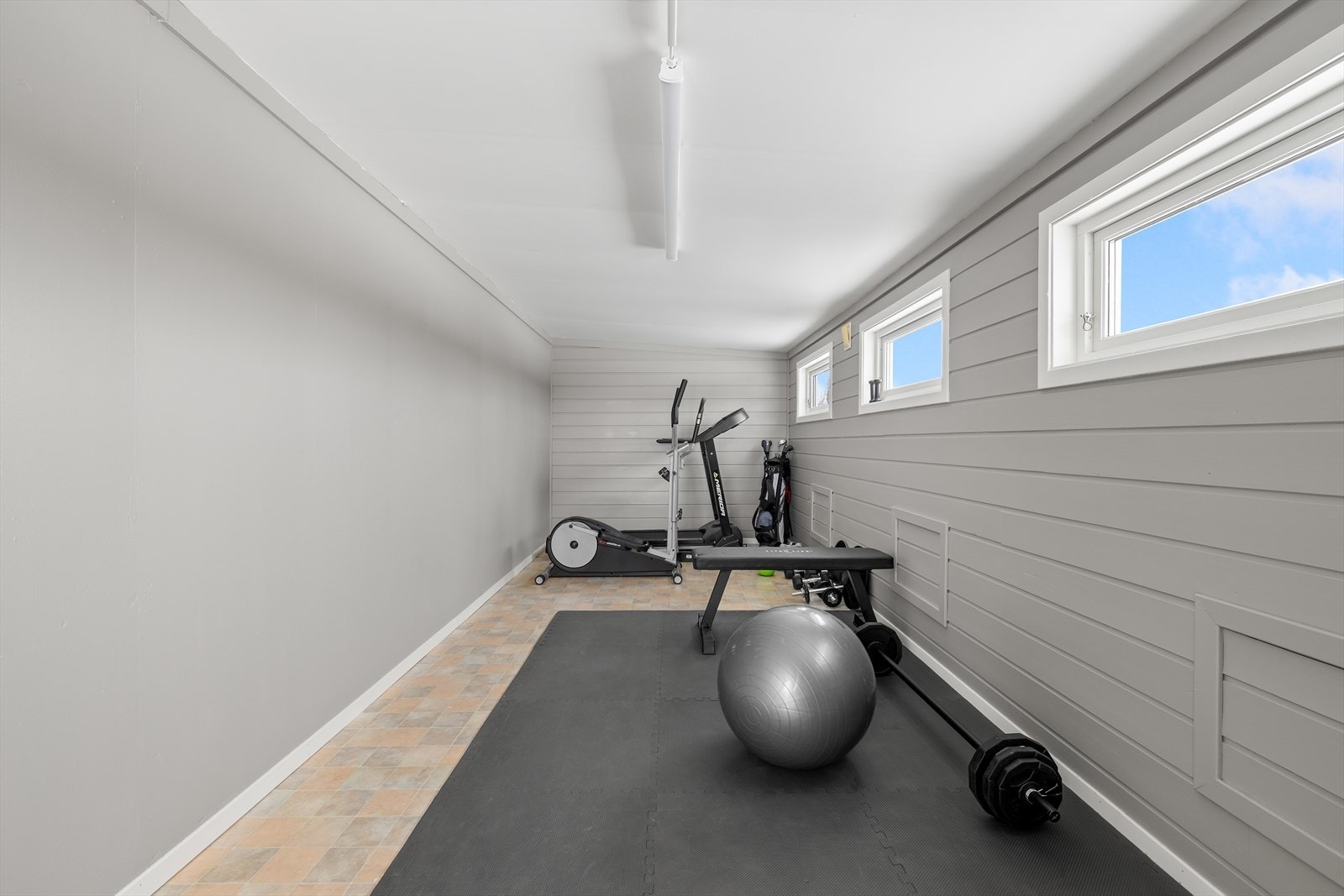 Romslig bod i bakkant av garasjen Galleribilde